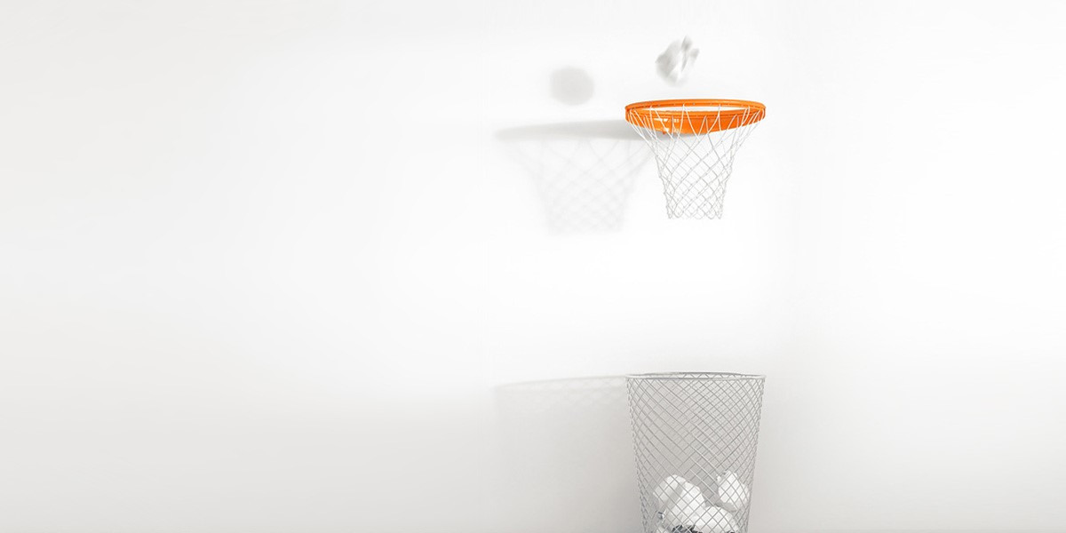 Titelbild für APARAVI Cloudmigration - Basketballkorb mit darunterstehendem Papiereimer